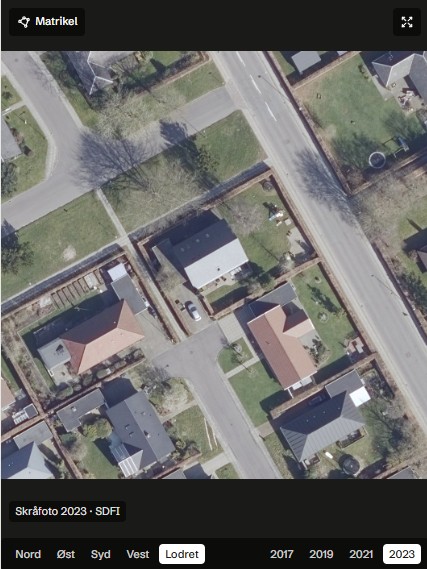 Grundex skråfoto af en villa set lodret oppefra, årgang 2023